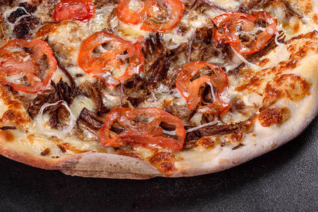 新鲜热辣的披萨有肉蘑菇芝士和西红柿图片