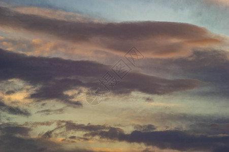 傍晚天空中城市房屋的云彩和屋顶图片