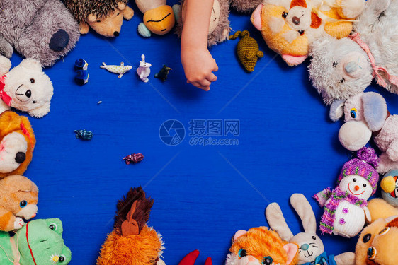 儿童玩具用于在蓝背景下开图片