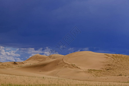 蒙古的巴尔汗杜尔根努尔湖附近的沙丘漠蒙古埃尔斯Khovd图片