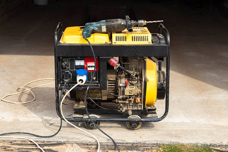 独立柴油发电机在紧急情况下供电黄色不服务于大型住宅楼上图片