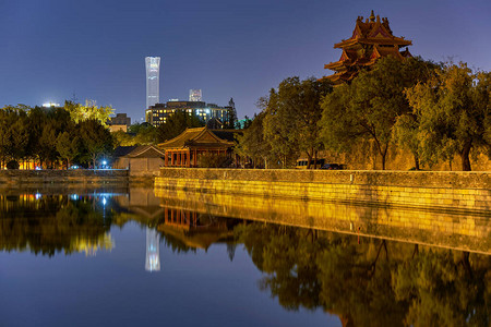 远处紫禁城宫博物馆角塔和中央商业区摩天大楼的夜景图片