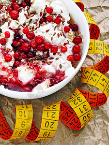 早餐燕麦片配酸奶蔓越莓和亚麻籽卷尺燕麦片亚麻籽健身小吃早图片