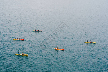 一群游客在克罗地亚古城杜布罗夫尼克附近海上搭乘双对皮艇旅行图片