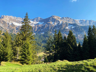 阿尔卑斯山峰EselTomlishorn和Widderfeld在山地块皮拉图斯或皮拉图斯山图片