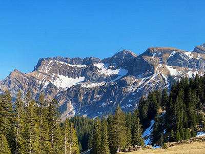 阿尔卑斯山峰KlimsenhornEsel和Tomlishorn在山地块皮拉图斯或皮拉图斯山图片