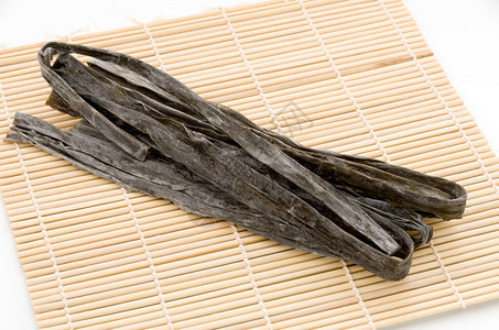 竹垫上的日本干海藻图片