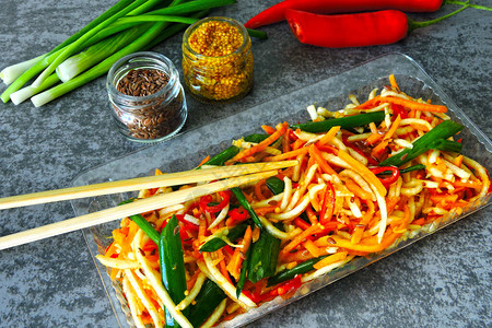 中式烹饪中式大葱腌制蔬菜沙拉酸菜发酵胡萝卜和芹菜沙拉配大葱和辣椒辣的背景