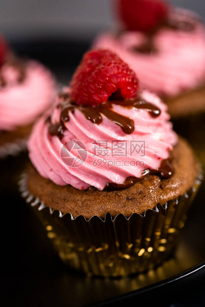 果美巧克力草莓蛋糕和巧克力甘蔗干燥并加图片