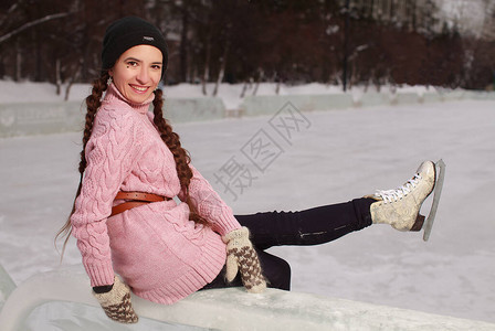 坐在冰上滑冰的女人图片