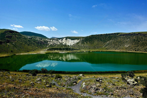 土耳其的火山湖圆形的翡翠色湖泊位于一座死火山的火山口中山图片