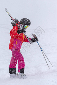 日本大雪中的滑雪者图片