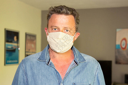 防尘防雾霾口罩在家防冠状的防污染面具上涂有抗菌的长背景