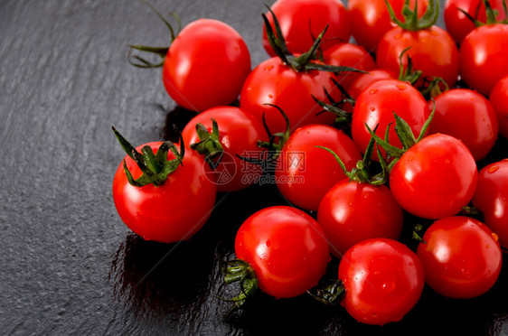 黑石盘上的鲜红樱桃番茄图片