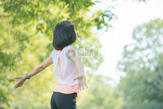 亚洲女人在公园锻炼时深呼吸图片