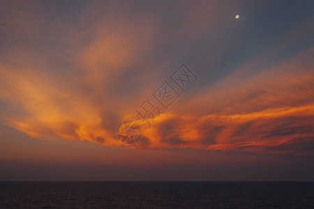 日落后海面上月亮升起意大利亚得里图片