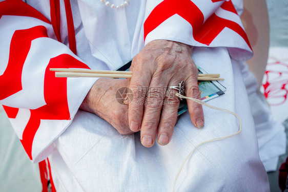 一个成年女人的手在织针和线的手中图片