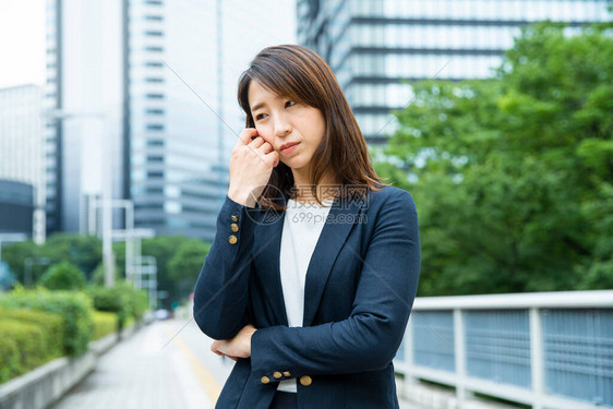 一名亚洲日语年轻女雇员图片