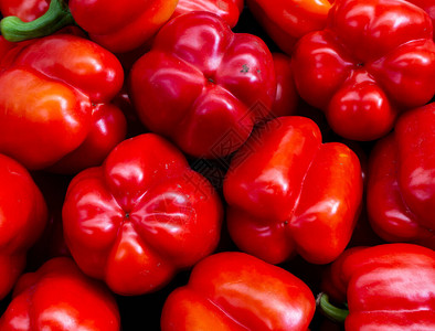 农贸市场柜台上五颜六色的红辣椒蔬菜特写蔬菜是维生素的来源和自然增强免疫图片