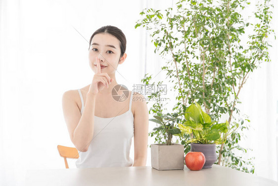 亚洲日语亚洲青年女子用她的甜食图片