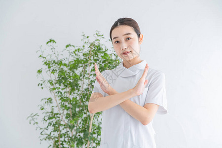 亚裔日语女护士用手或言语表背景图片