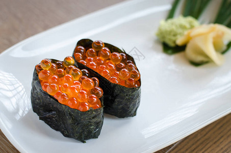 三文鱼子紫菜寿司图片