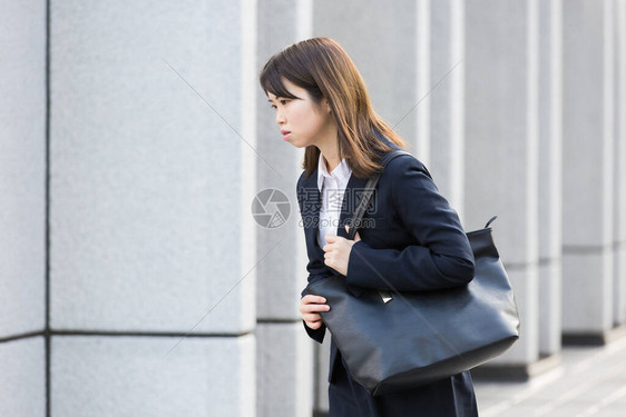 一名亚洲日语年轻女雇员图片