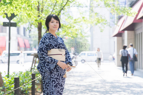 亚裔日语妇女穿着日本传统服装到城图片