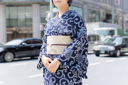 亚裔日语妇女穿着日本传统服装到城图片