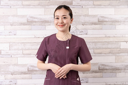 身着红褐色衣服的亚洲年轻女执业医师图片
