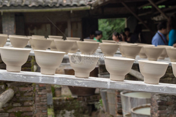 在江西省世界普罗氏首府Jingdezhen的古老传统陶瓷车间图片
