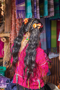 长颈的克伦族妇女长发图片