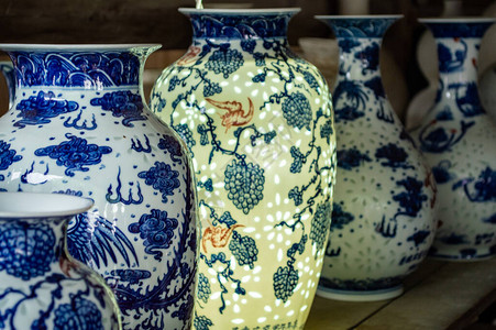 蓝色和白色玻璃色的瓷器花瓶在生锈图片