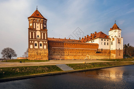 中世纪城堡在白俄罗斯和平号湖里有图片