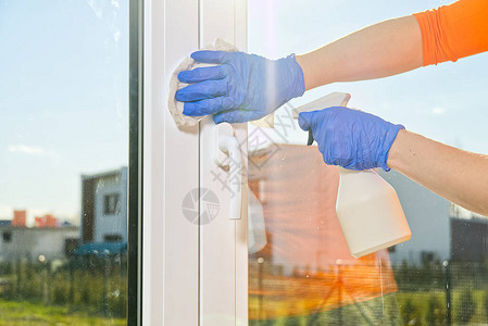 春天清洗脏窗户洗窗服务一位戴着蓝色手套的女士提供窗户清洁服务图片
