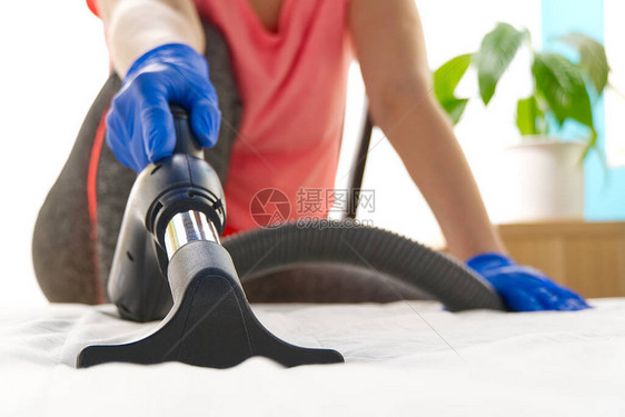 吸尘床家庭清洁概念纺织沙发化学清洗软垫家具早春大扫除或定期清理清洁服务理念在家庭图片