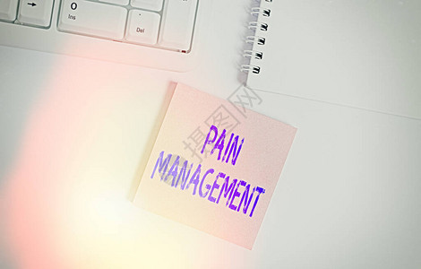 文字书写文本疼痛管理商业照片展示了一个采用跨学科方法的医学分支带有复制空间的pc键盘在白色背景上图片