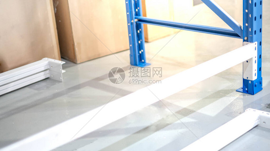金属架子蓝色准备组装仓库或储藏室和货架高清图片下载-正版图片506529449-摄图网