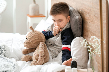 生病咳嗽的小男孩在家图片