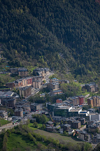 春天安道尔营地的城市景观图片