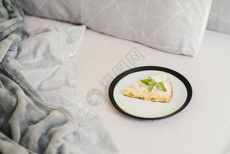 家里做的苹果派加冰糖在床上服务图片