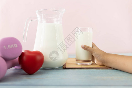 用于运动或锻炼的玻璃牛奶和哑铃良图片