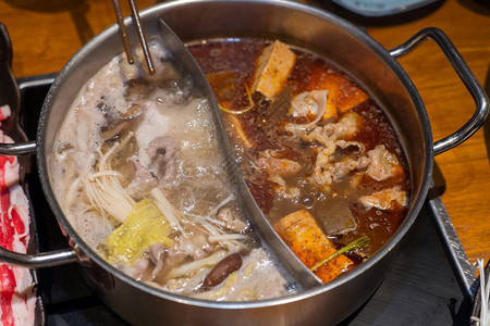 特制组合锅煮热汤一种辣味高清图片