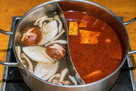 特制的汤底组合选项有辣味和蘑菇热汤两种口味图片