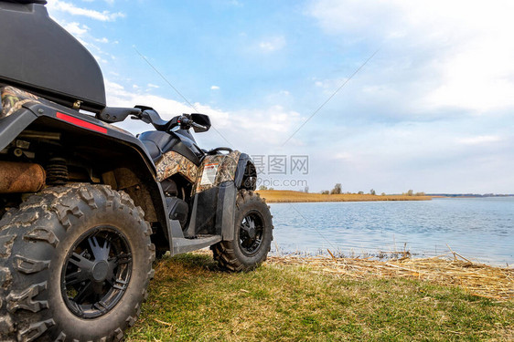 ATVawdquidbike摩托小艇在湖边或河塘海岸附近看到图片