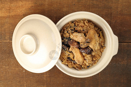 土陶瓷碗中含蘑菇的Clay锅鸡米图片