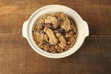 土陶瓷碗中含蘑菇的Clay锅鸡米高清图片
