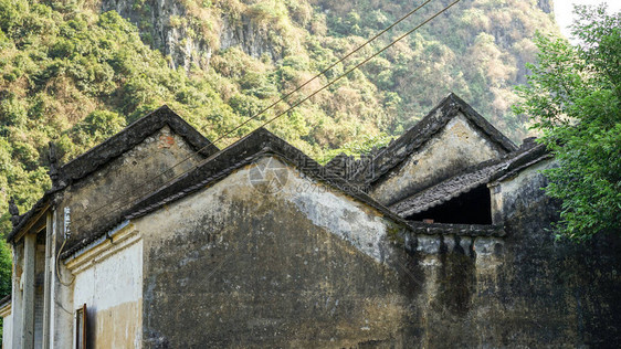 广东省英德传统建筑风格的旧古老废弃村广图片