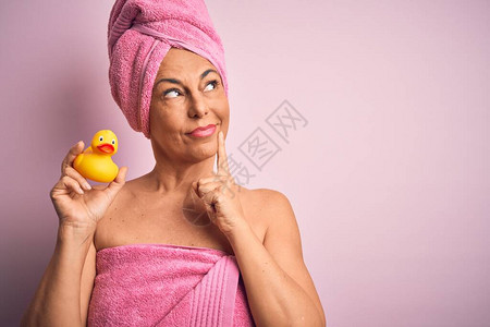 中年妇女穿着美容体护理的粉色浴巾图片