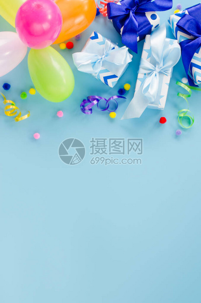派对或生日蓝色背景假日样机带有复制空间的贺卡与五颜六色的气球礼物盒和蛇纹石的框架图片
